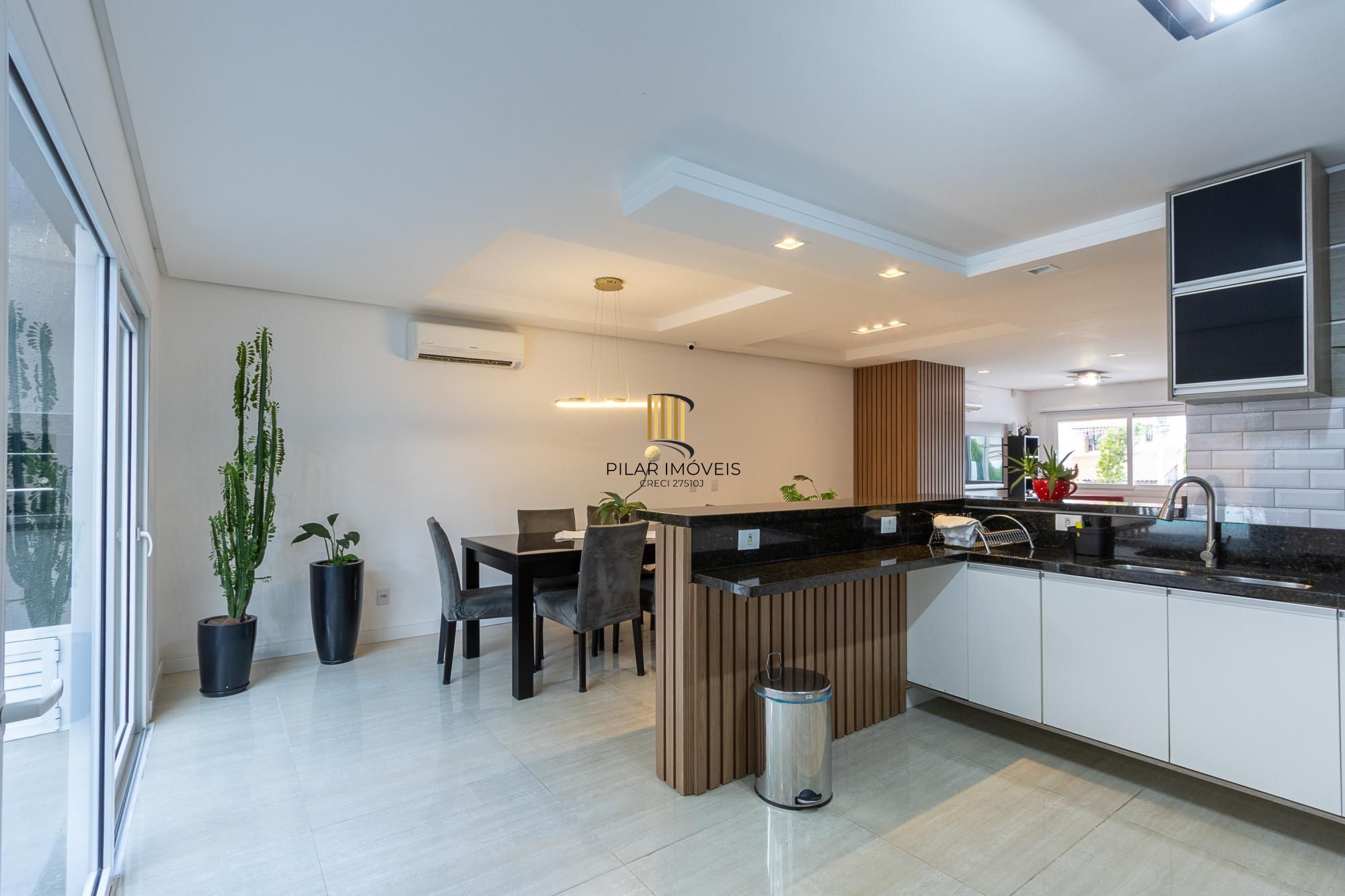 Casa 3 dormitórios no bairro Hípica