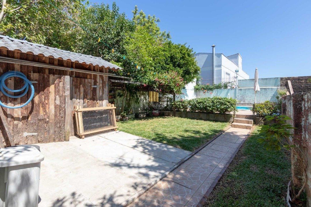 Sobrado para Venda - 356.93m², 4 dormitórios, sendo 2 suites, 4 vagas - Tristeza
