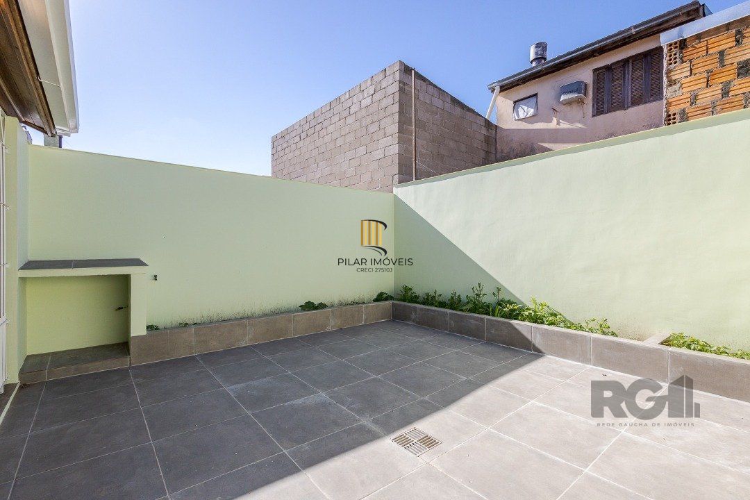 Casa 103m² - 3 dormitórios, 1 suíte, piscina, 2 vagas no bairro Hípica