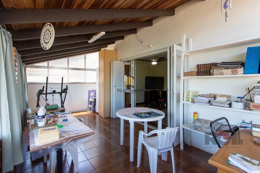 Casa com 4 quartos, suíte, churrasqueira, lareira, garagem coberta e lindo jardim.