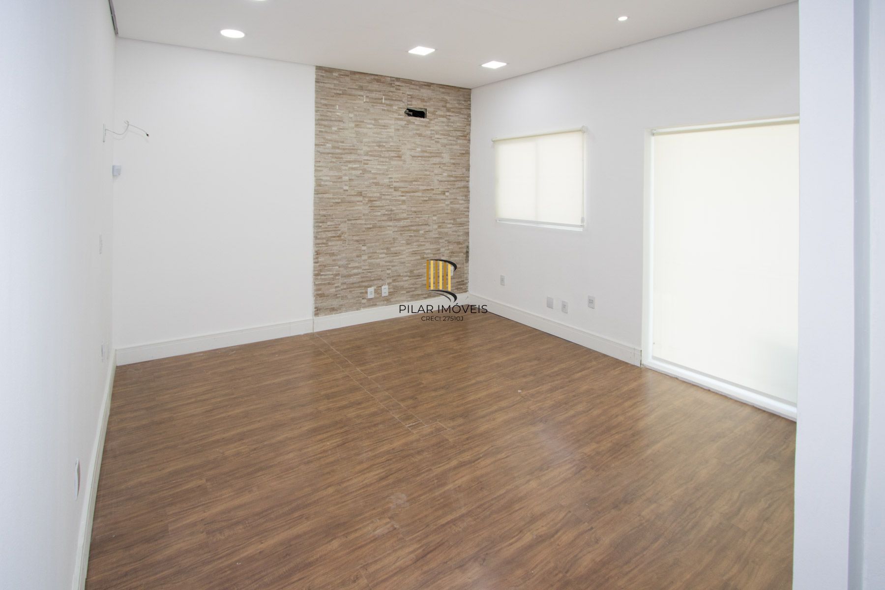 Casa comercial com aproximadamente 157m² privativos