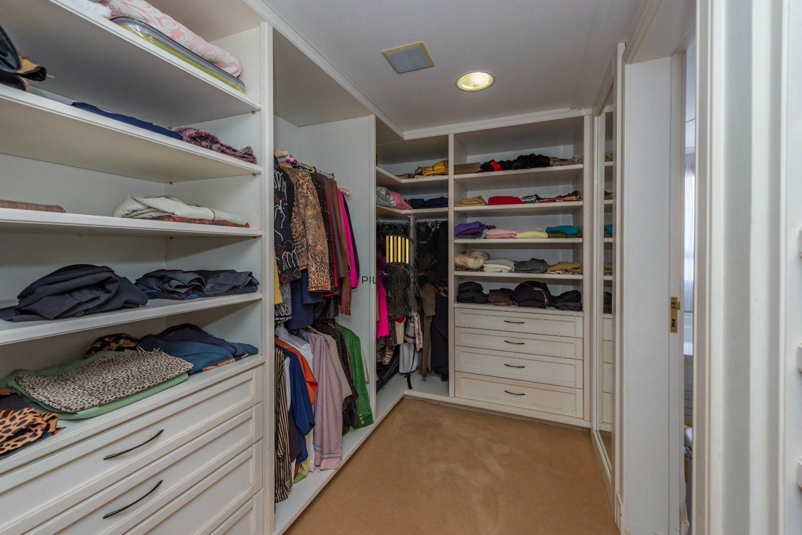 Clássica Cobertura, 600m2 privativos, 4 Dormitórios Sendo 3 Suítes!