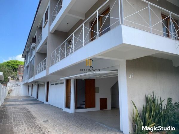 Casa de 3 Pavimentos com Sacadas, Lareira e Espaço Gourmet