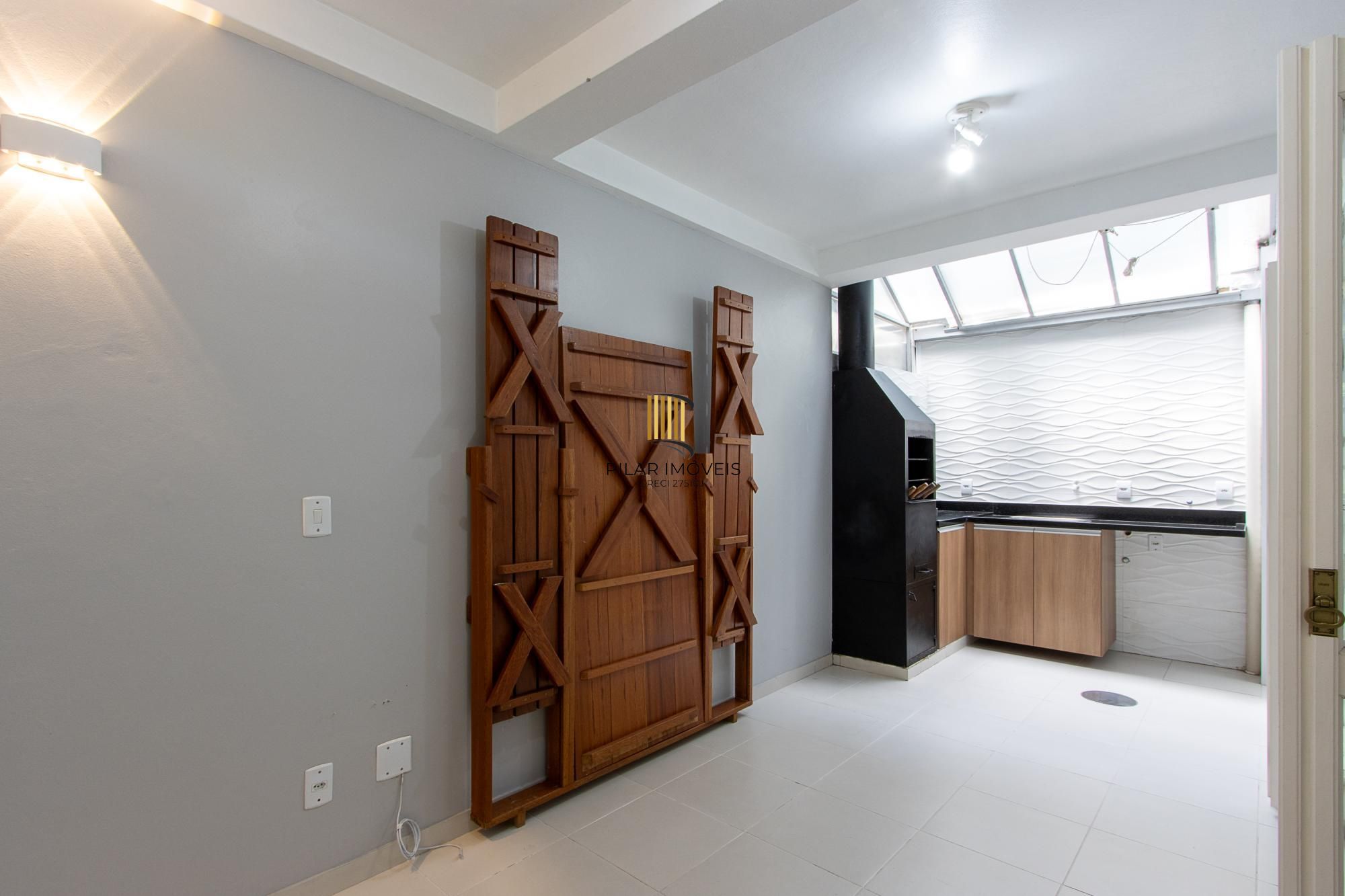 Casa de Condomínio 3 dormitórios no bairro Cristal