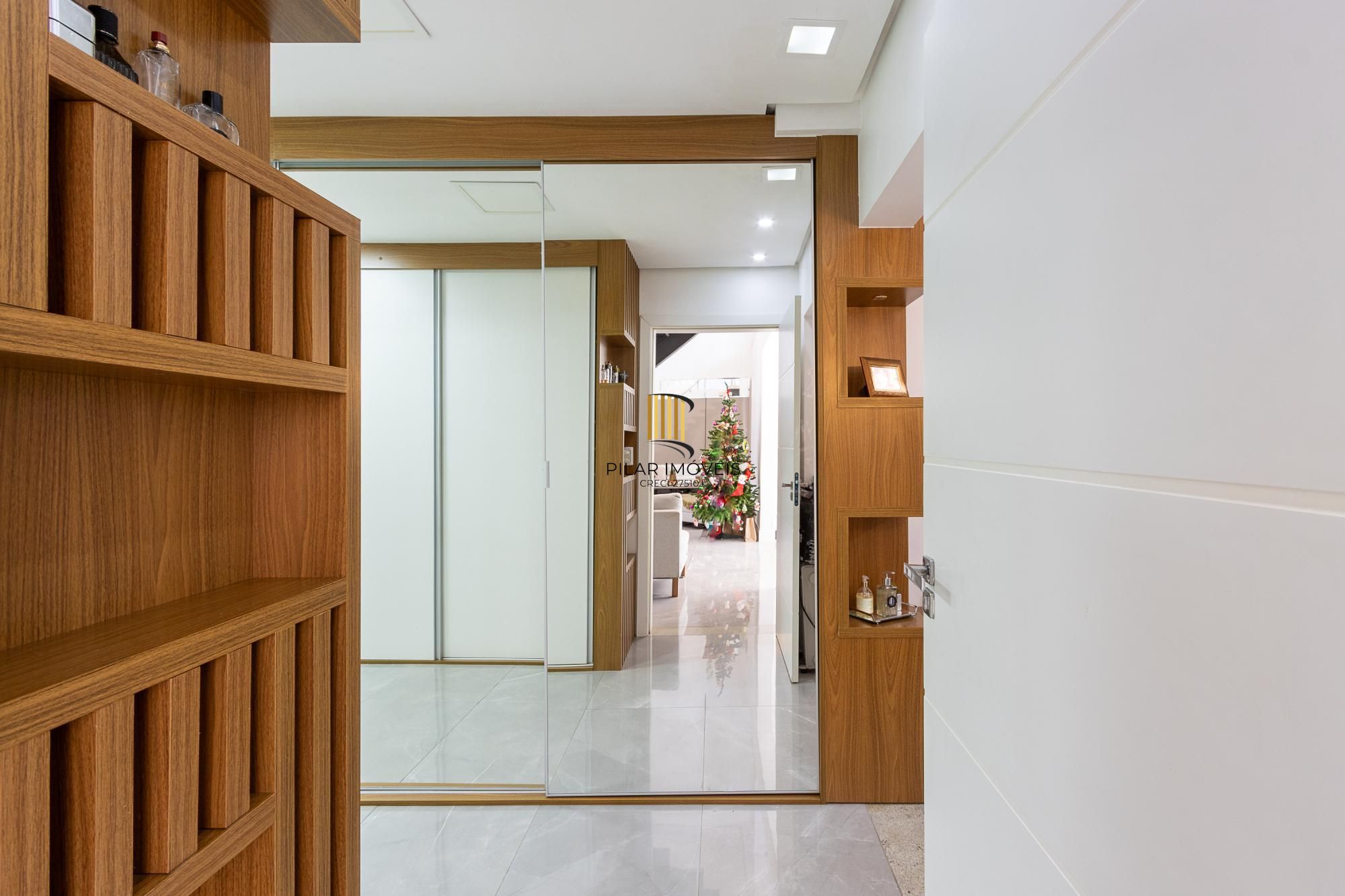 Excelente casa de 3 dormitórios, 3 suítes e 2 vagas no bairro Cavalhada.