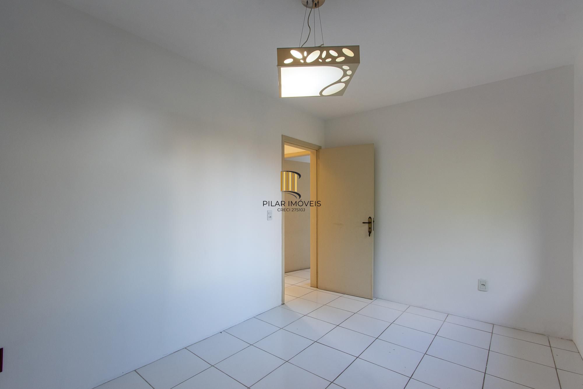 Casa de condomínio, 3 dormitórios, 1 suíte, 1 vaga coberta, no bairro Cristal.