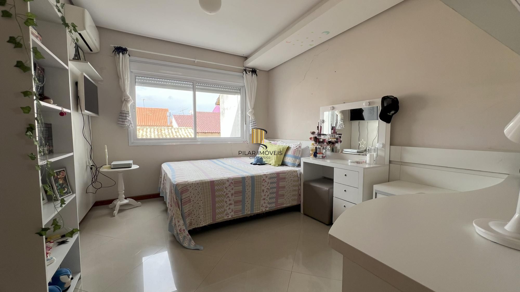 Casa 2 dormitórios no bairro Hípica