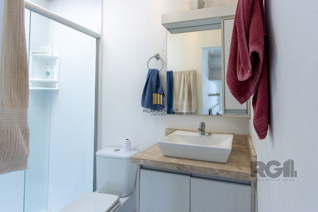 Casa em condominio . com 6 suites, sendo 3 suítes master com closet e hidro.