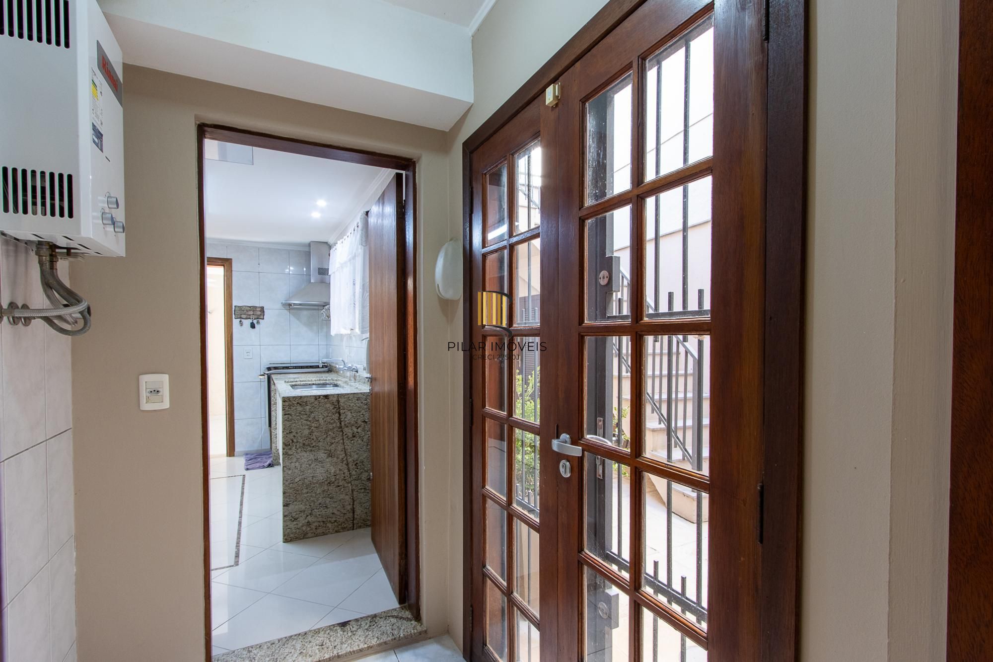 Excelente casa de 3 dormitórios, 1 suíte, pátio, piscina e vaga para 2 carros cobertas.