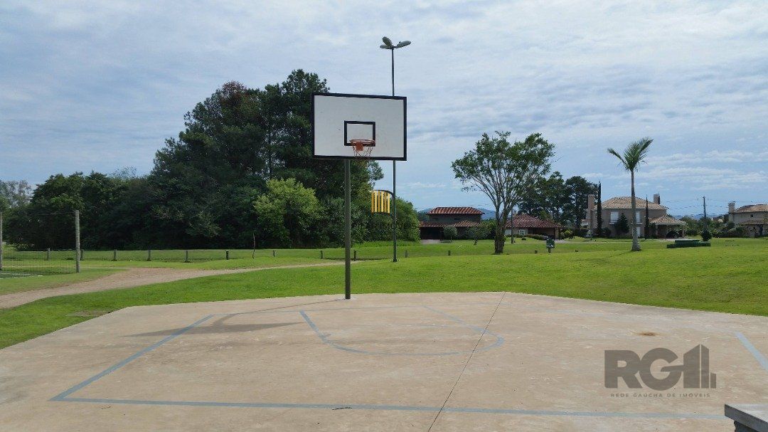 Casa em condomínio com pátio, piscina, 3 suítes e 2 vagas