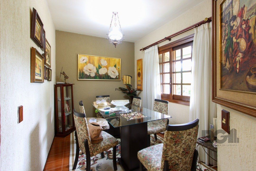 Excelente Casa Tipo Sobrado de alvenaria
