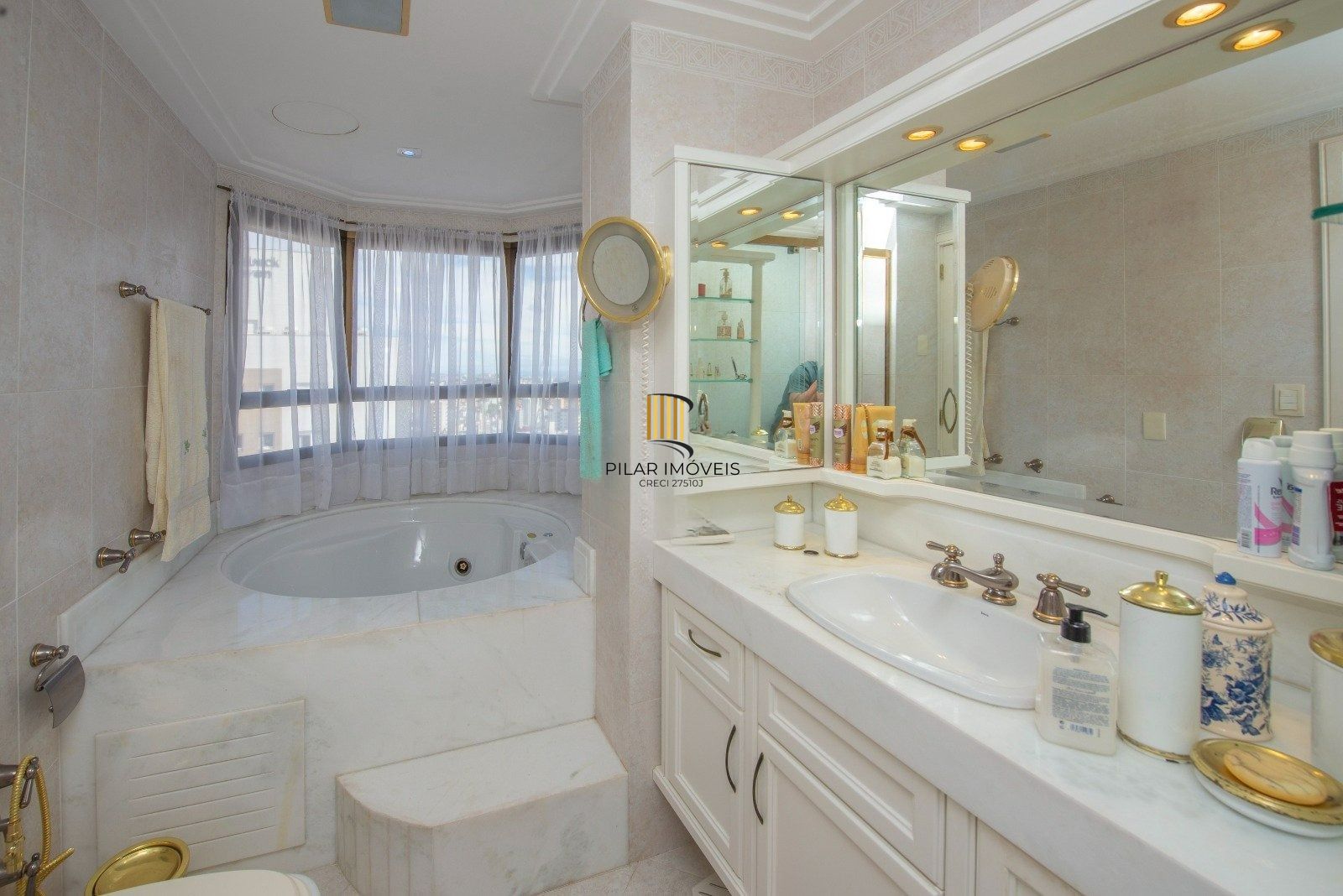 Clássica Cobertura, 600m2 privativos, 4 Dormitórios Sendo 3 Suítes!