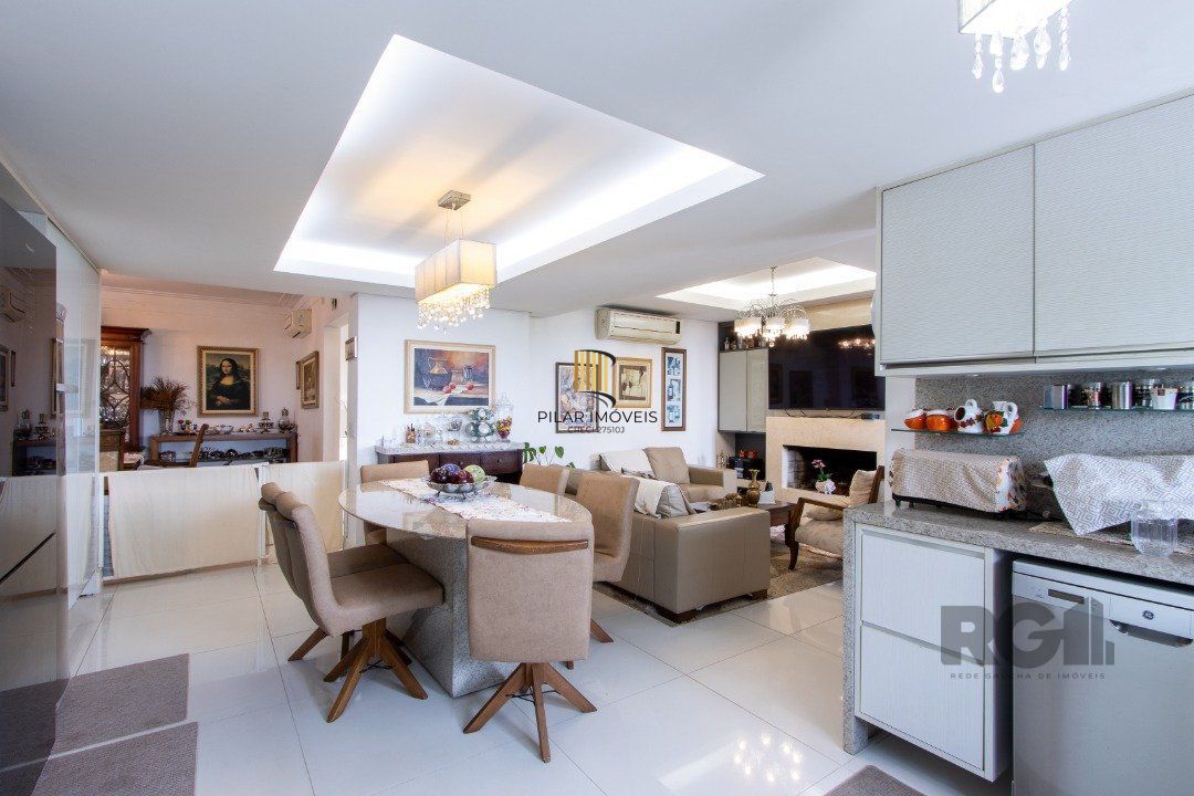 Casa em condominio . com 6 suites, sendo 3 suítes master com closet e hidro.