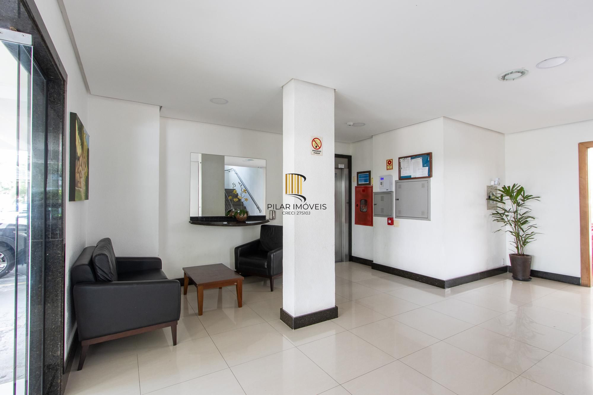 Apartamento de 3 dormitórios, 1 banheiro e uma vaga de garagem.