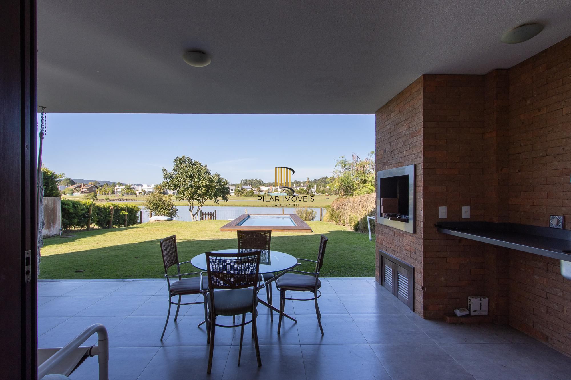 Casa no Condominio Terra Ville.  3 suites, com fundo para o lago.