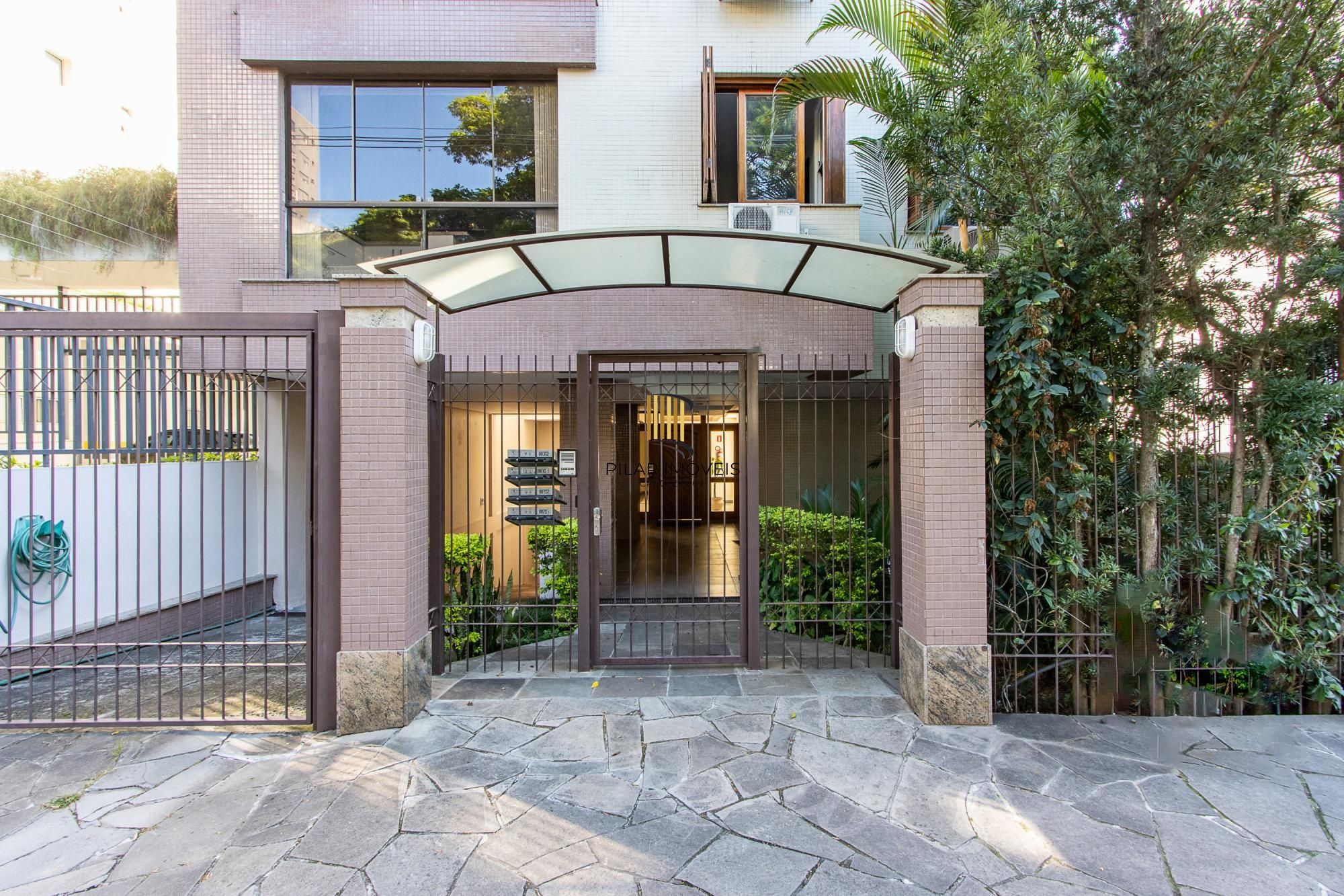 Apartamento com 114.02m², 3 dorm, Petrópolis com lareira e churrasqueira