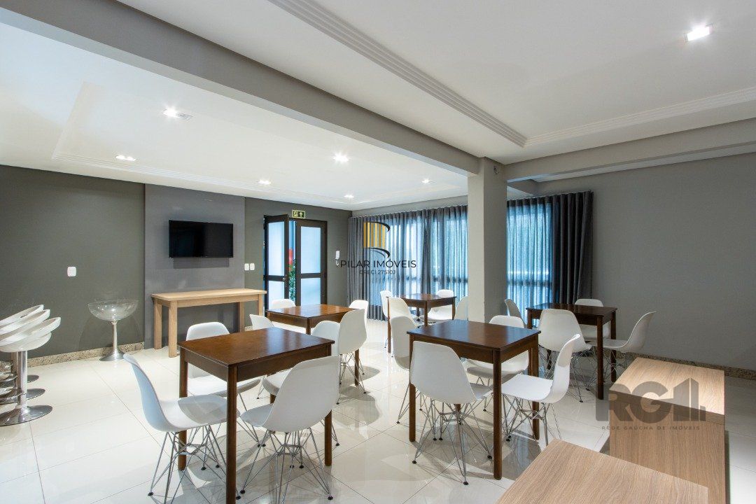 Apartamento possui 3 dormitórios, sendo 1 suíte, semi-mobiliado, com 107,27m² de área privativa, living para 2 ambientes, espaço gourmet com churrasqueira, cozinha com área de serviço; 2 vagas simples de garagem