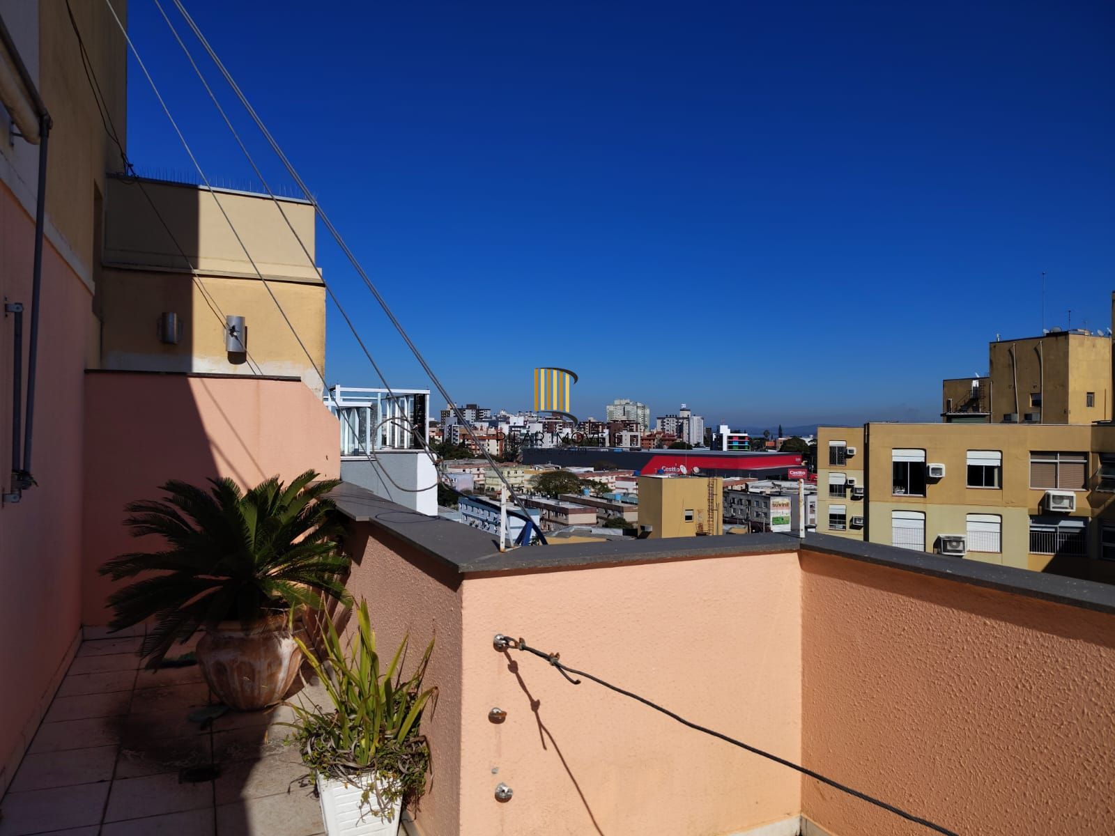 Cobertura de 3 dormitórios, 1 suíte, 2 vagas escrituradas e vista para o Guaíba.