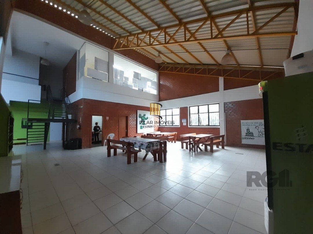 Prédio comercial com área total de 5.000 m² na rua Frederico Mentz, bairro Navegantes.