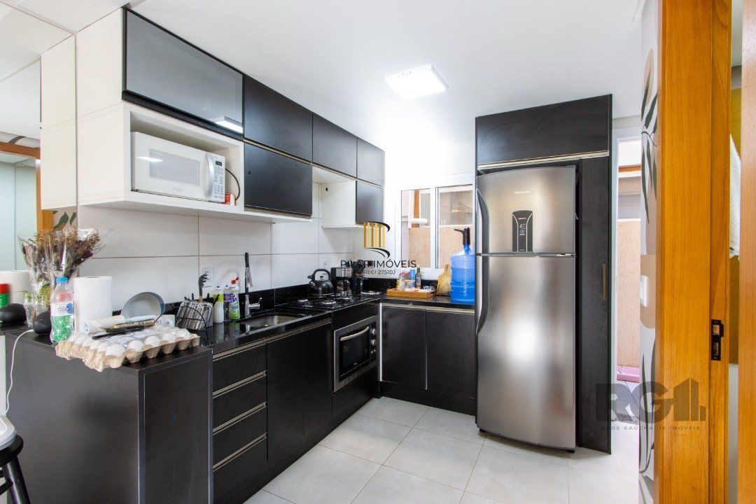 Casa em condomínio,  possui 2 dormitórios, sala para 2 ambientes e 1 vaga.