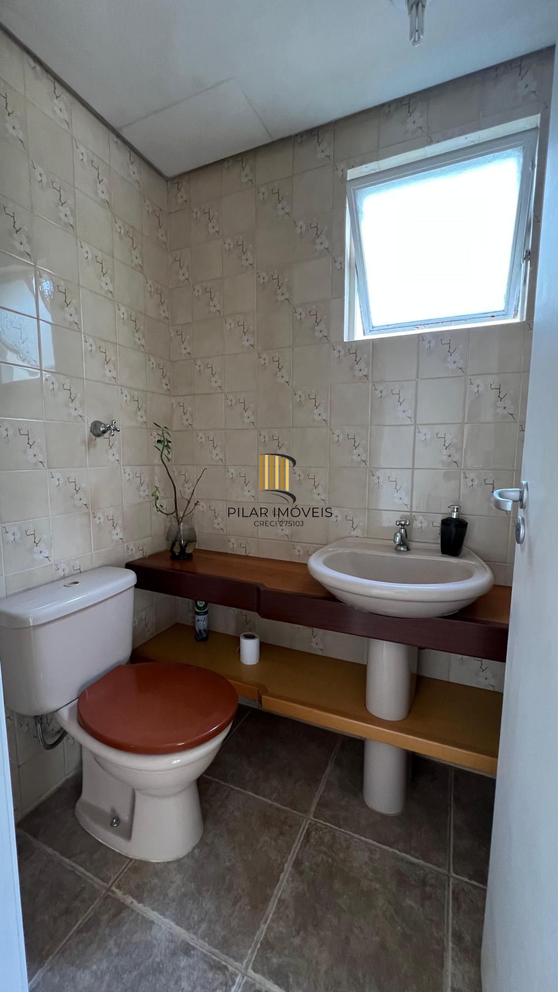 Cobertura no bairro Menino Deus com 01 dormitório sendo suíte