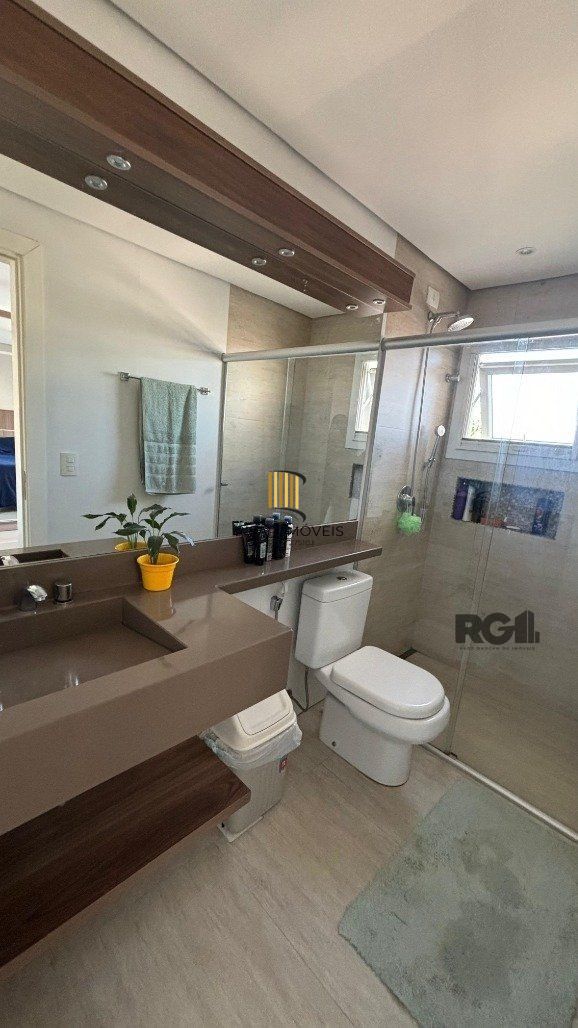 Casa em condomínio com 4 suítes, 4 vagas de garagem, pátio com piscina