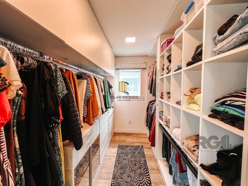 Excelente residência com aproximadamente 219m² privativos,