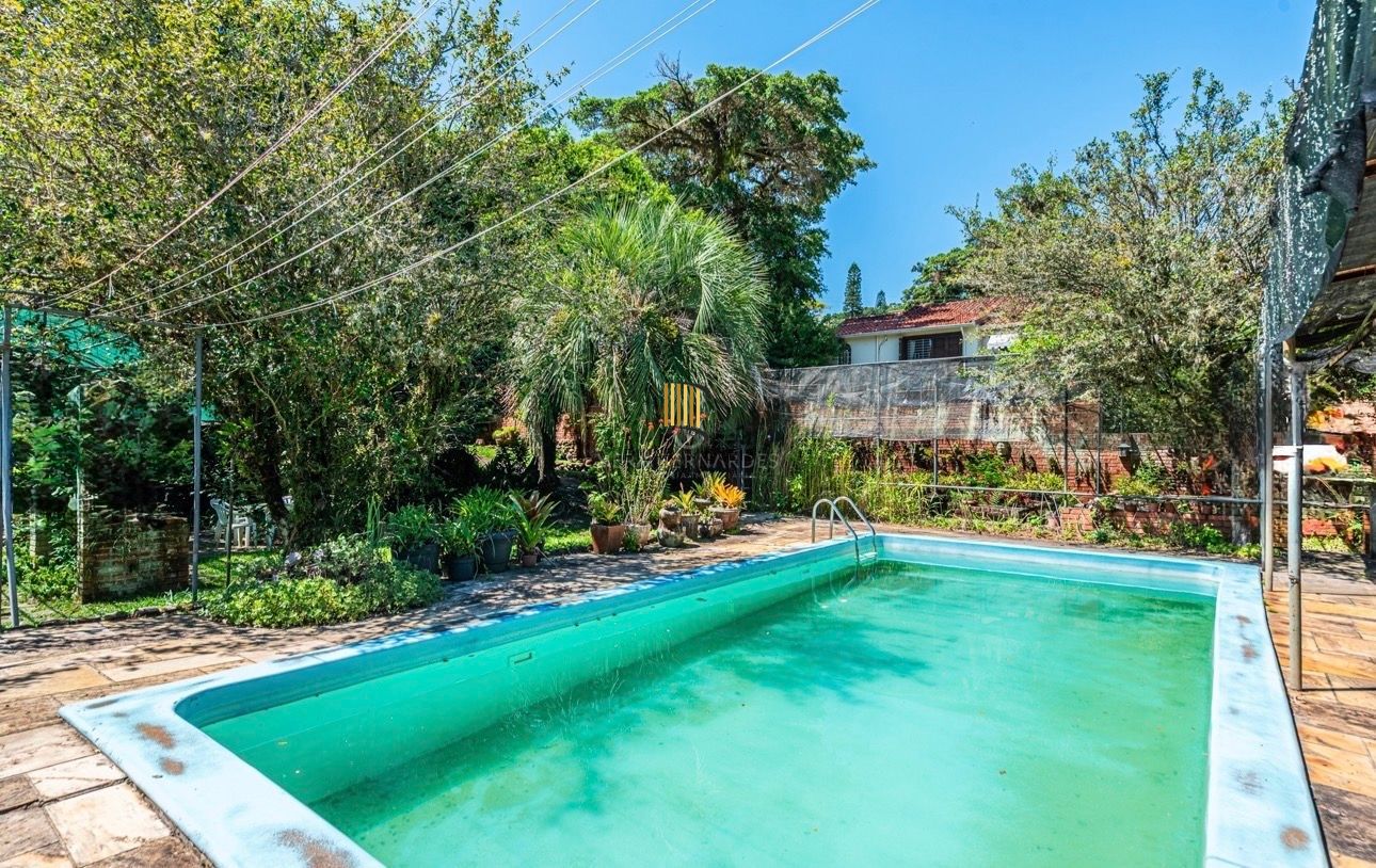 Casa com amplo terreno e grande área verde à venda no Jardim Isabel