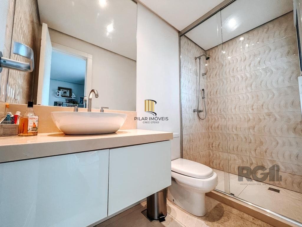 Excelente residência com aproximadamente 219m² privativos,