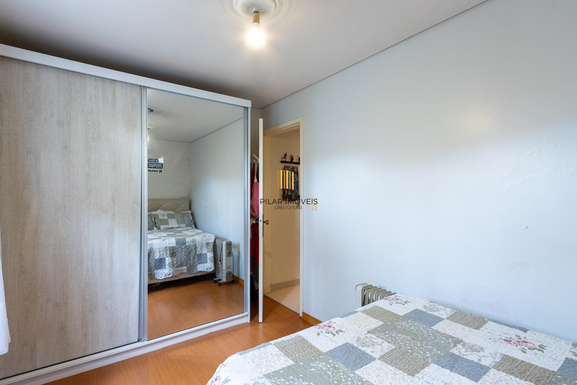 Casa térrea, 2 dormitórios, 1 suíte e 2 vagas no bairro Aberta dos Morros.