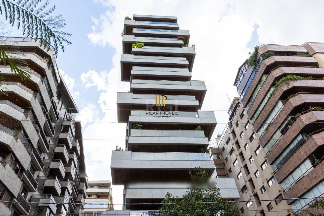 Apartamento mobiliado, com cerca de 256,42m² privativos e com 3 suítes,