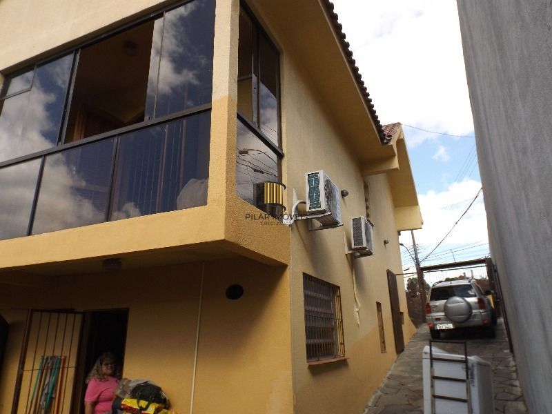 Casa para Venda - 250m², 3 dormitórios, sendo 3 suites, 7 vagas - Medianeira