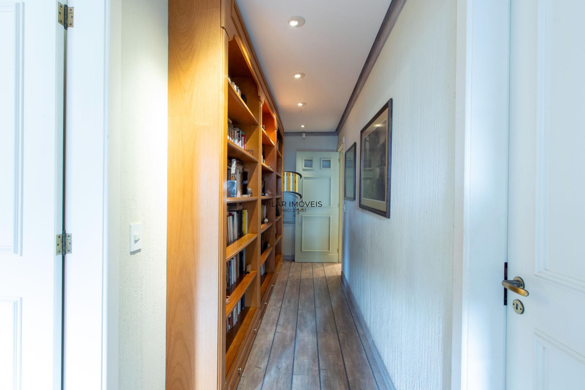 Casa térrea/2.371m2 de terreno no Condomínio Terra Ville, com fundo para o lago.