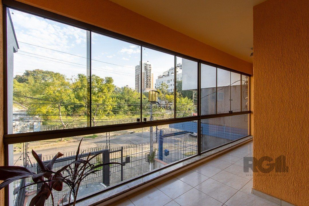 Casa 4 dormitórios no bairro Azenha