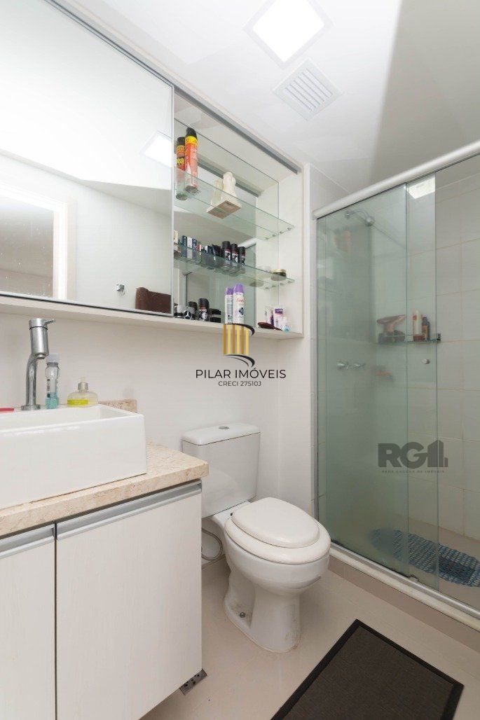 Apartamento andar alto que possui 2 dormitórios, sendo 1 súite, living para 2 ambientes, cozinha mobiliada, banheiro auxiliar