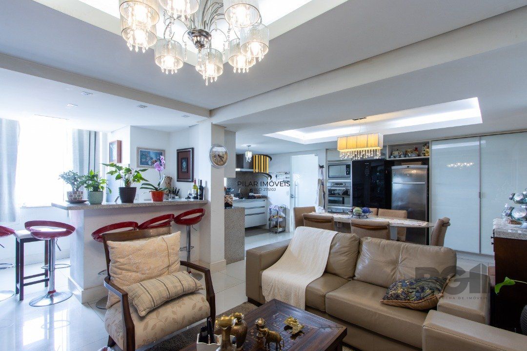 Casa em condominio . com 6 suites, sendo 3 suítes master com closet e hidro.