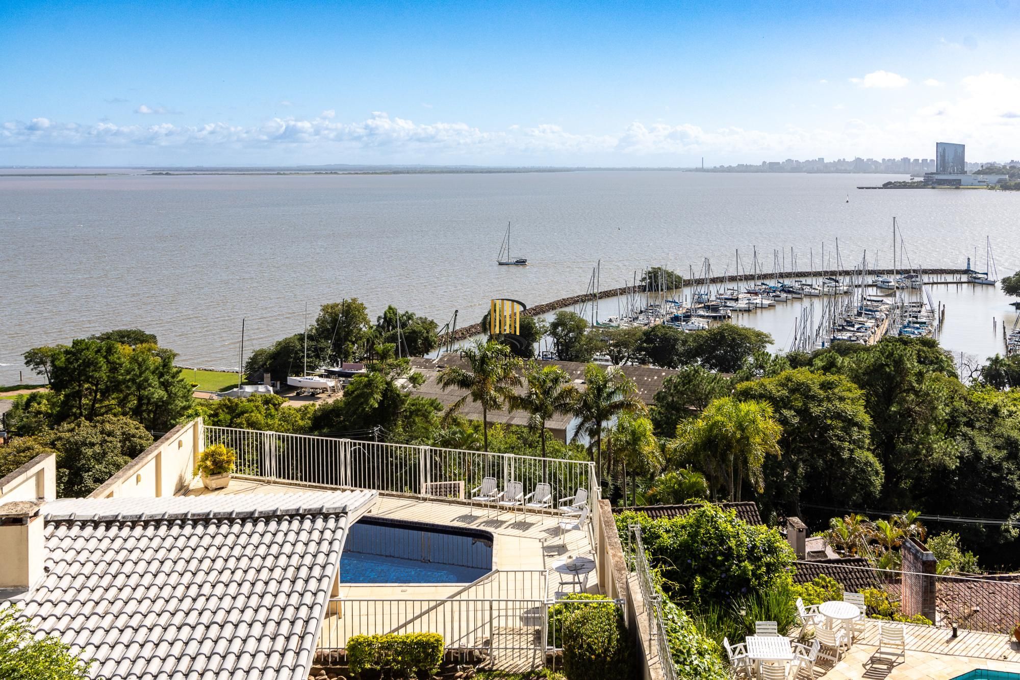 Residência em endereço nobre na Vila Assunção, com vista privilegiada para o Guaíba e clubes náuticos!