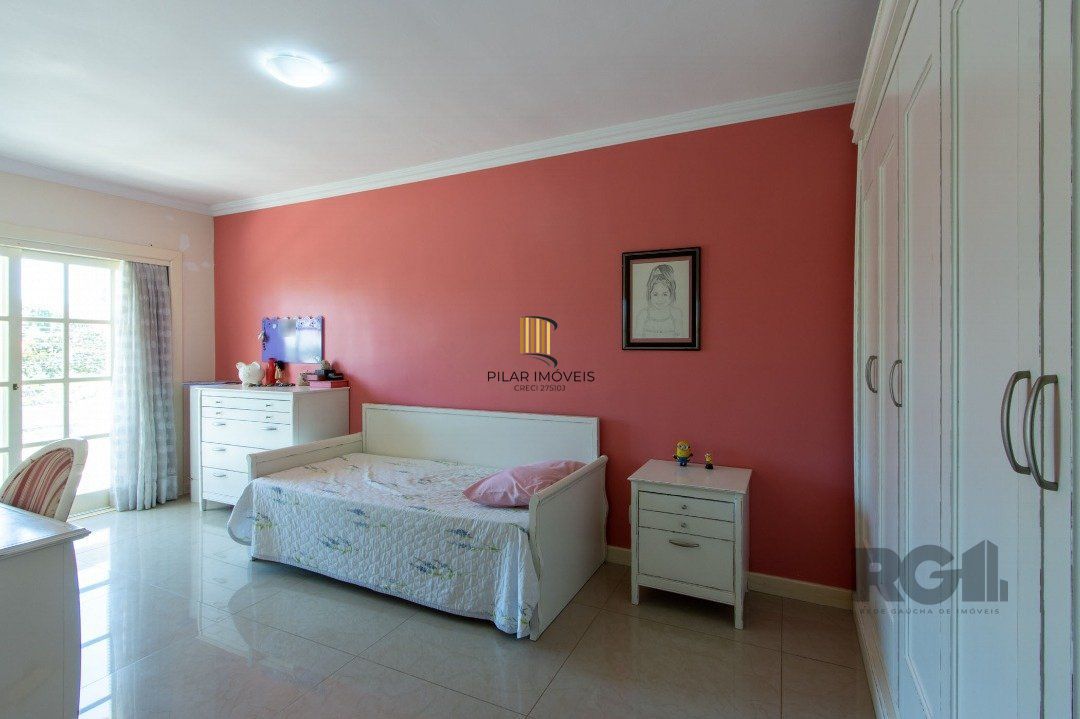 Casa com 452m² de área construída, 02 suítes, banheira de hidro, closet, 02 banheiros sociais, 03 living com 02 ambientes, 02 lareiras
