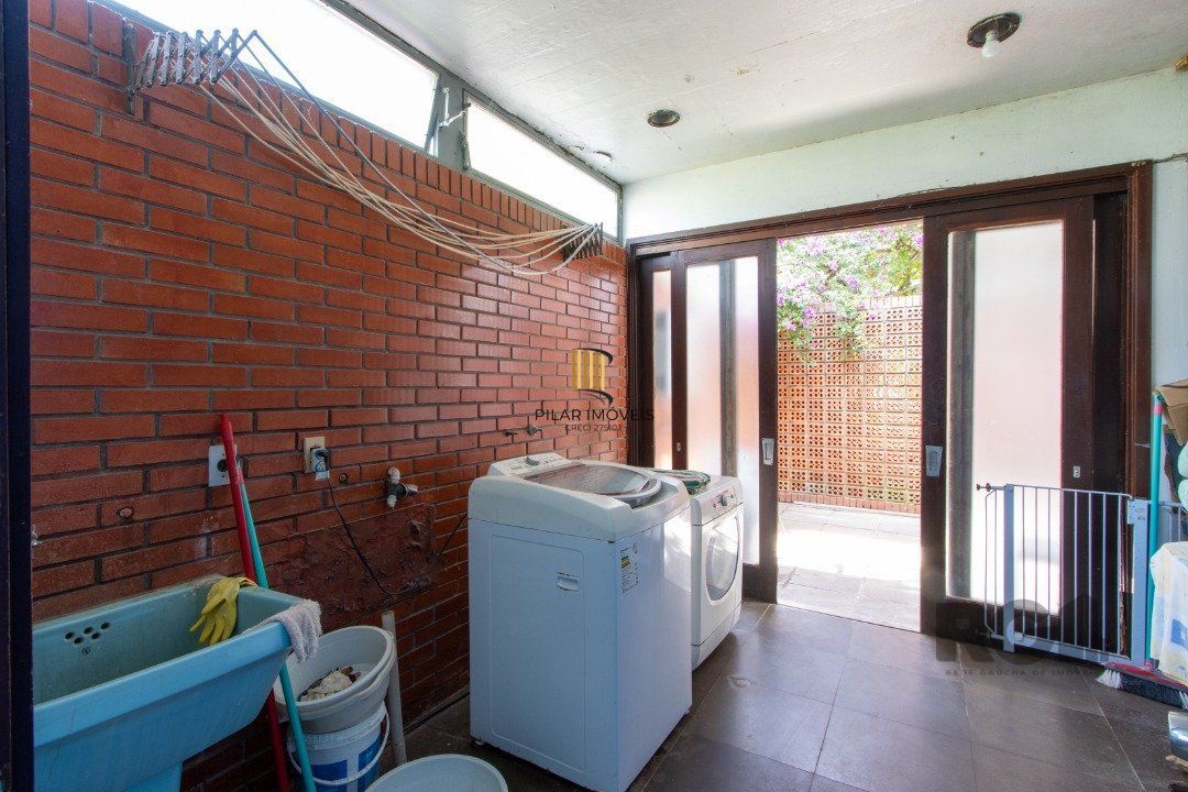Casa com 724 m² privativos, 4 dormitórios sendo 4 suítes, 6 vagas sendo 3 cobertas