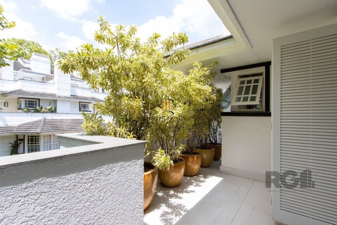 Casa em condominio, mobiliada com 741m² privativos , com 3 suítes- master