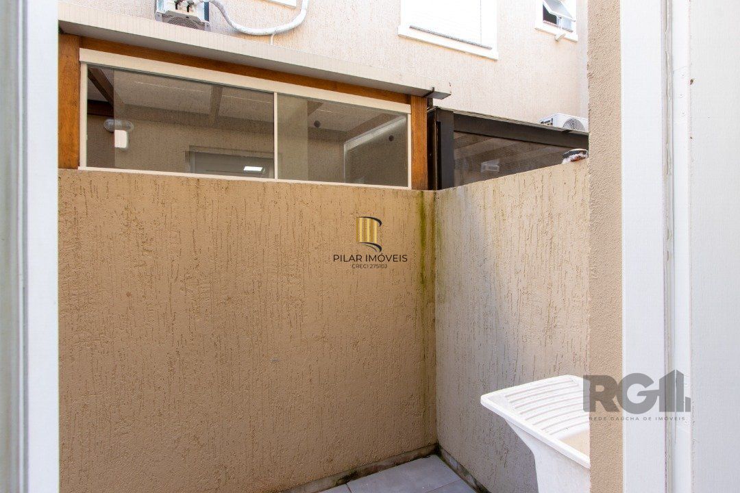 Casa em condomínio,  possui 2 dormitórios, sala para 2 ambientes e 1 vaga.