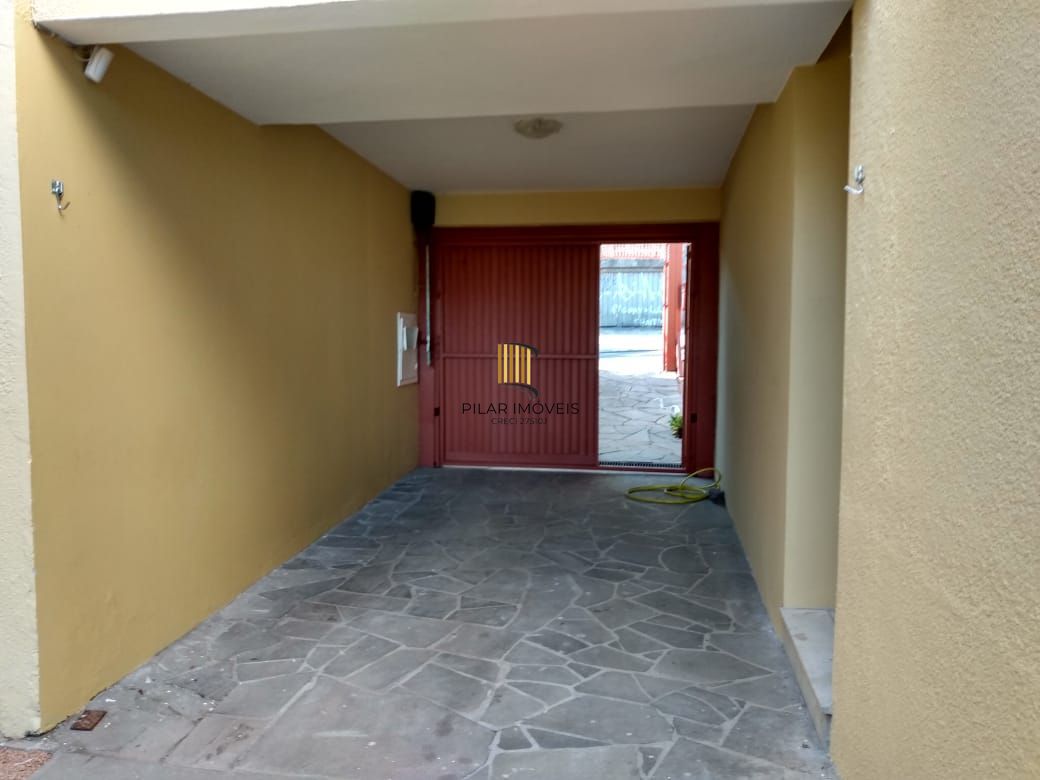 Casa ampla com pátio no Bairro Cristal, com 4 quartos
