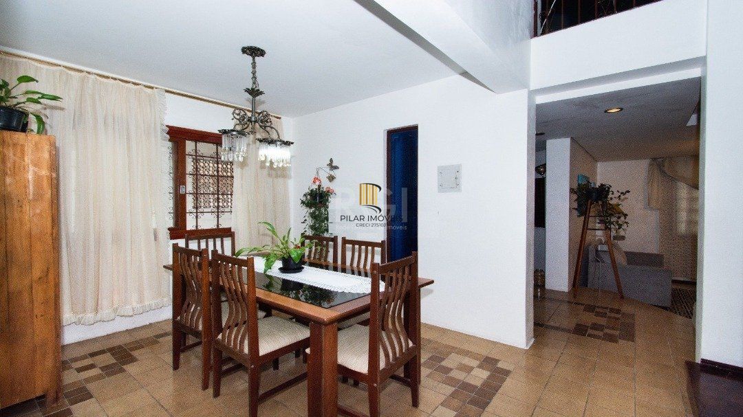 Casa para Venda - 238m², 3 dormitórios, sendo 1 suites, 3 vagas - Camaquã
