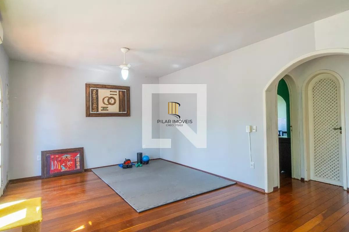 Casa á venda com 3 dormitórios no bairro Ipanema em Porto Alegre