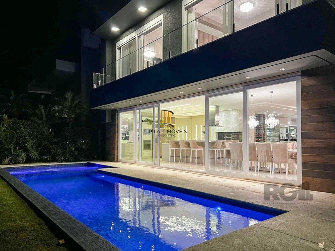Excepcional sobrado 5 dormitórios com 5 suítes, totalmente mobiliado e ricamente decorado a beira lago em Xangrilá, no Condomínio Enseada.