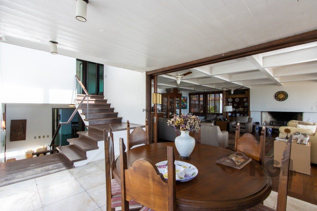 Casa com 724 m² privativos, 4 dormitórios sendo 4 suítes, 6 vagas sendo 3 cobertas
