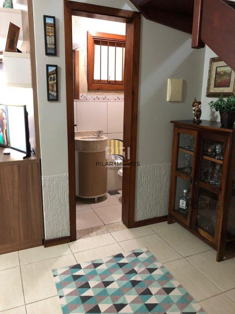 Casa residencial de 3 dormitórios sendo um uma suíte localizada no bairro Guarujá.