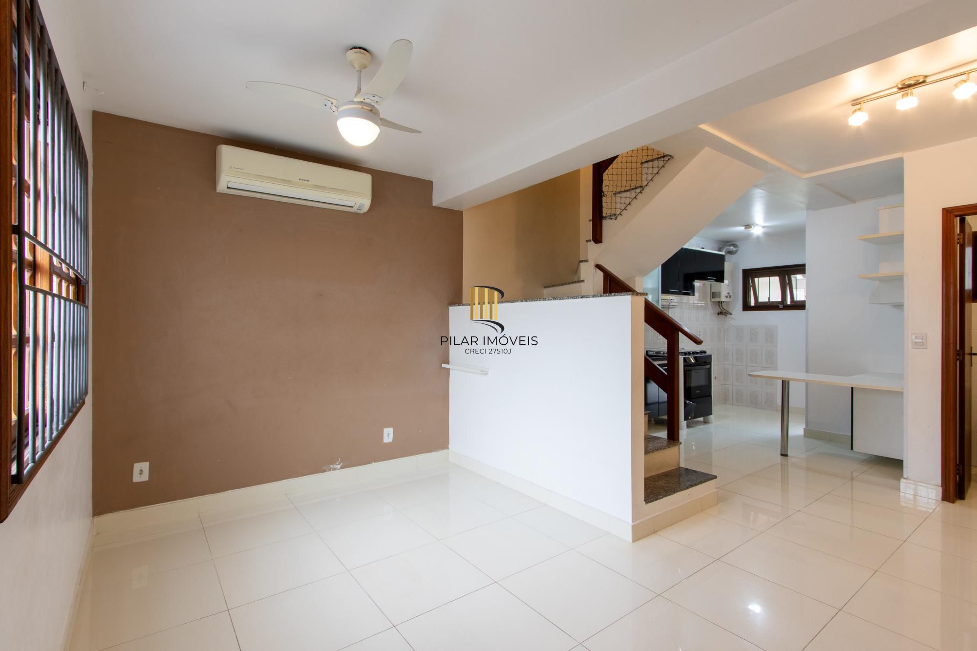 A casa possui 78m² de área construída, com um adicional de 20m²