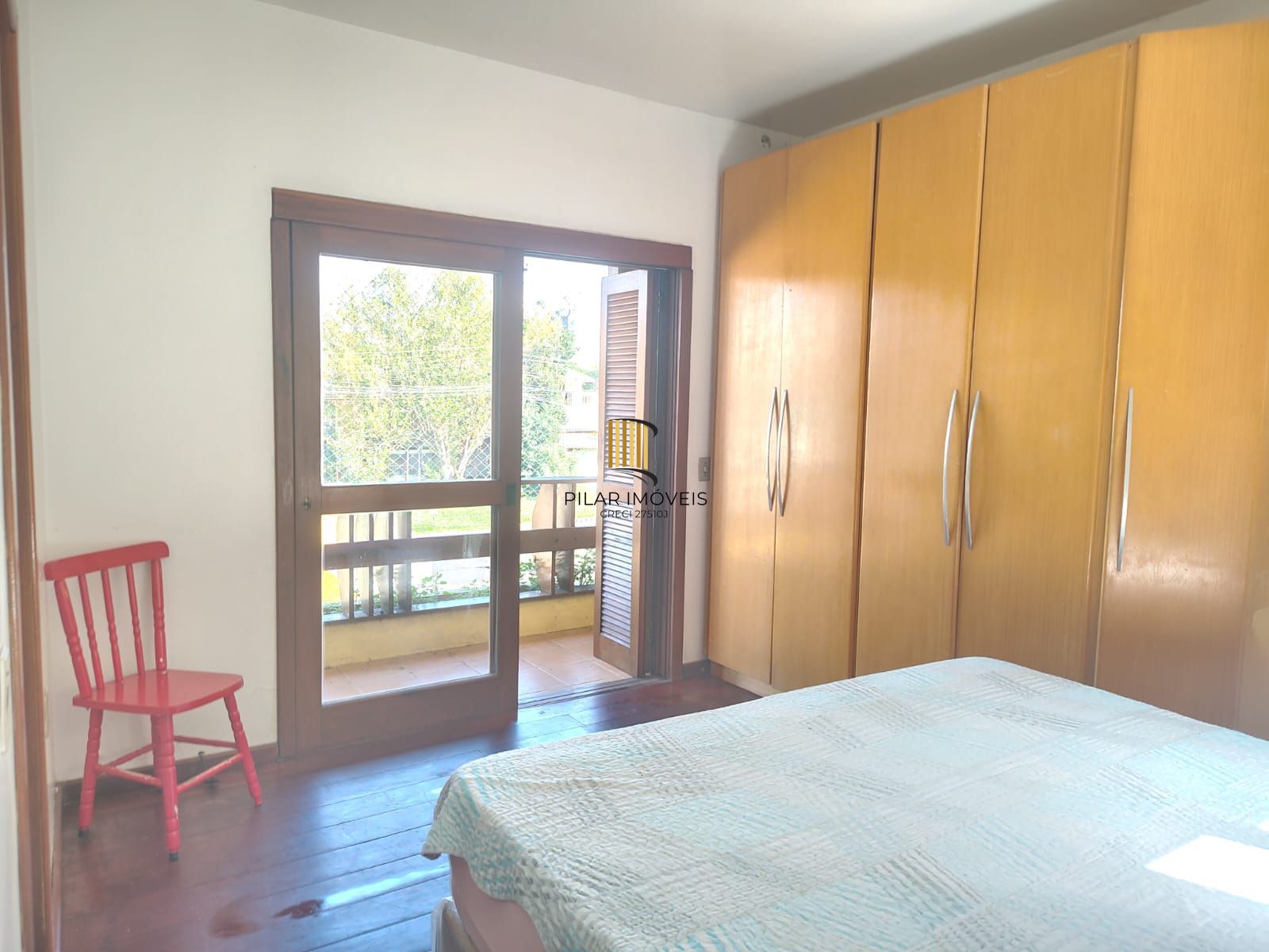 Casa de 4 dormitórios, 1 suíte e 4 vagas de garagem no bairro Cavalhada.