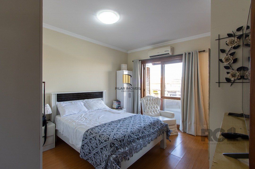 Casa para Venda - 300m², 5 dormitórios, sendo 1 suites, 4 vagas - Portal do Guarujá